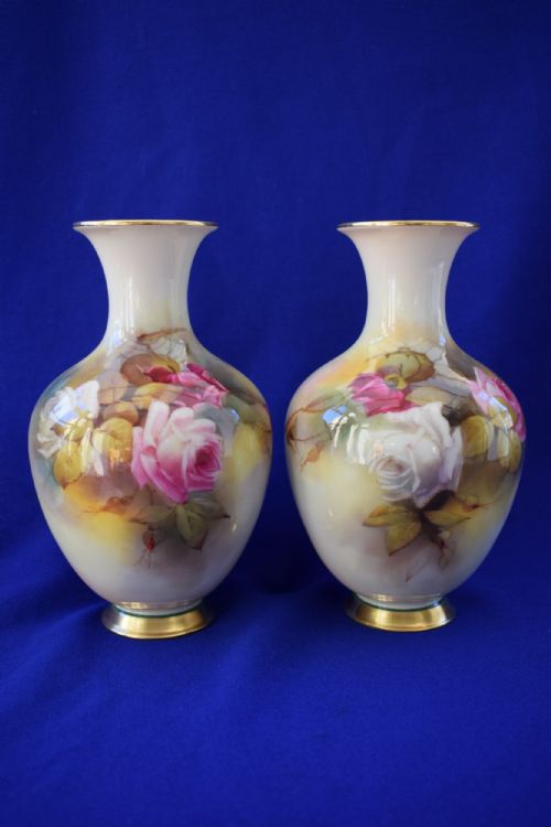 royal worcester pair of vases decorated roses - CATEGORY: ANTIQUE VASES - DATED 1920