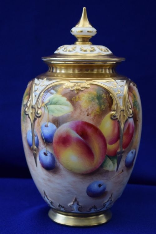 royal worcester painted fruit pot pourri vase - CATEGORY: ANTIQUE VASES - DATED 1950