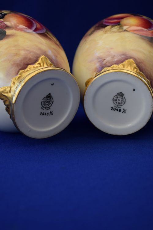 ROYAL WORCESTER PAIR OF PAINTED FRUIT ROSE JARS AND COVERS - ADDITIONAL PHOTO 6