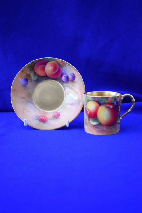 royal worcester painted fruit coffee can and saucer - CATEGORY: ANTIQUE CERAMICS - DATED 1910