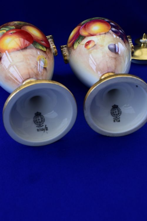 ROYAL WORCESTER PAIR OF PAINTED FRUIT VASES AND COVERS - ADDITIONAL PHOTO 3