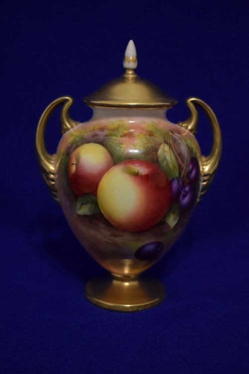 royal worcester painted fruit vase and cover - CATEGORY: ANTIQUE VASES - DATED 1930