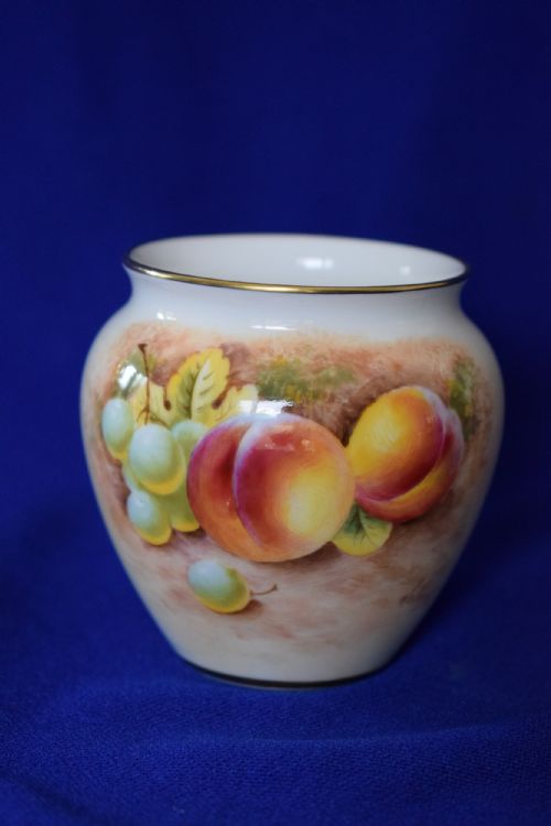 royal worcester painted fruit small vase - CATEGORY: ANTIQUE CERAMICS - DATED 1950