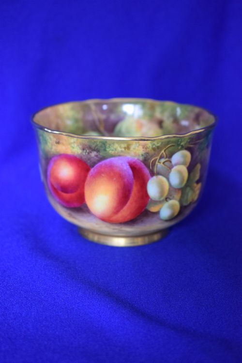 royal worcester painted fruit sugar bowl insideoutside decoration - CATEGORY: ANTIQUE CERAMICS - DATED 1930