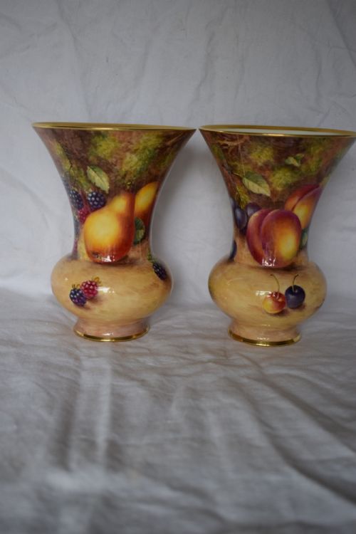 royal worcester pair of painted fruit vases signed freeman - CATEGORY: ANTIQUE VASES - DATED 1960