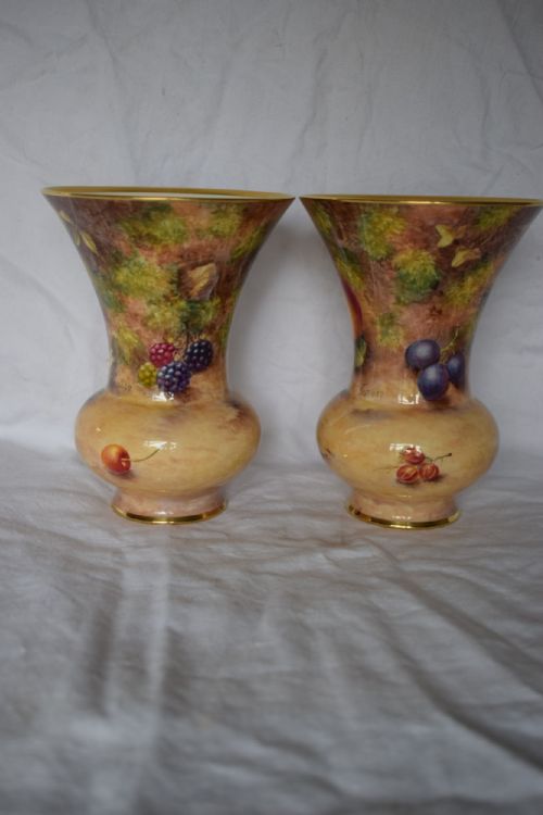 ROYAL WORCESTER PAIR OF PAINTED FRUIT VASES SIGNED FREEMAN - ADDITIONAL PHOTO 1