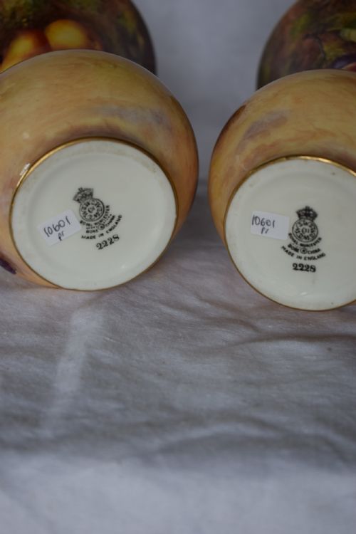ROYAL WORCESTER PAIR OF PAINTED FRUIT VASES SIGNED FREEMAN - ADDITIONAL PHOTO 5