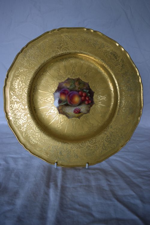 royal worcester gilt plate painted fruit centre - CATEGORY: ANTIQUE PLATES - DATED 1930