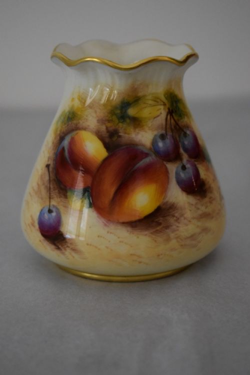 royal worcester painted fruit vase - CATEGORY: ANTIQUE VASES - DATED 1960