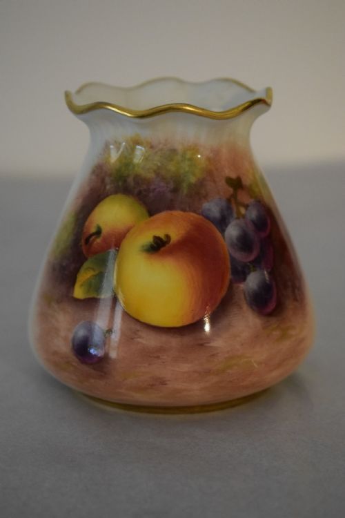 royal worcester frilly neck vase painted fruit - CATEGORY: ANTIQUE VASES - DATED 1950