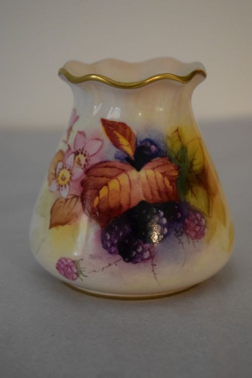 royal worcester painted fruit vase - CATEGORY: ANTIQUE VASES - DATED 1950