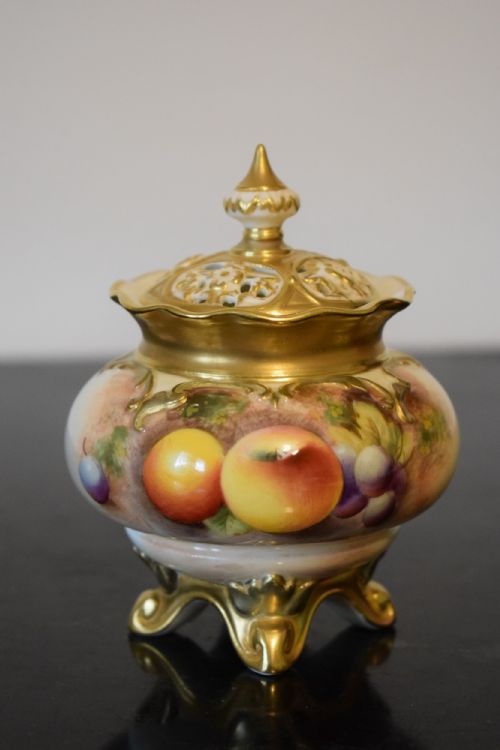 royal worcester painted fruit small pot pourri vase and cover - CATEGORY: ANTIQUE VASES - DATED 1950