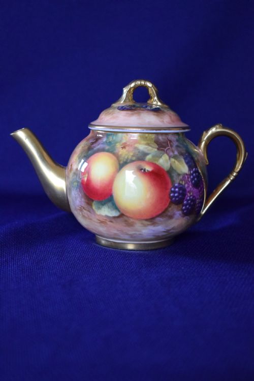 royal worcester painted fruit small tea pot signed h ayrton - CATEGORY: ANTIQUE CERAMICS - DATED 1940