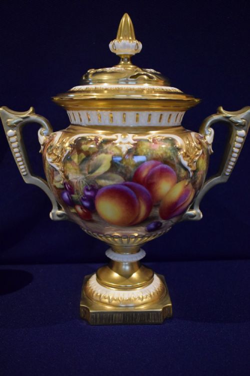 royal worcester painted fruit trophy vase and cover signed h ayrton - CATEGORY: ANTIQUE VASES - DATED 1960