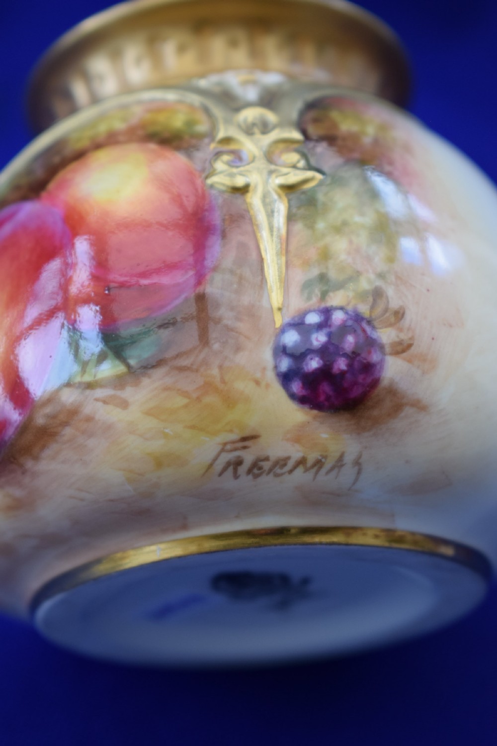 Royal Worcester painted fruit pot pourri vase by Freeman  View IV