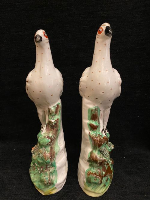 PAIR OF WHITE AND GOLD STAFFORDSHIRE ROC BIRDS 18601870 - ADDITIONAL PHOTO 3
