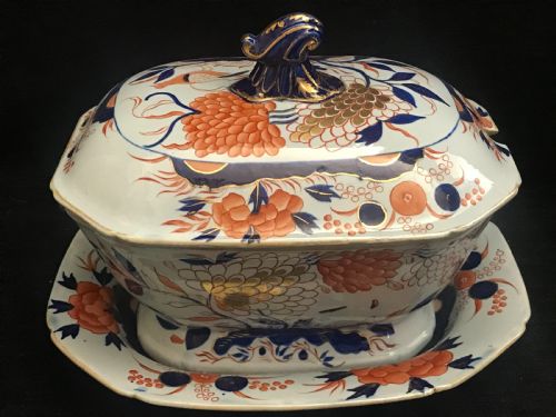 MASONS IRONSTONE SOUP TUREEN ON STAND IN IMARI PATTERN 18201830 - ADDITIONAL PHOTO 1