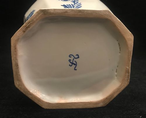 LARGE PAIR OF DELFT VASES 18501860 - ADDITIONAL PHOTO 8