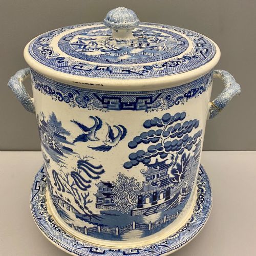 staffordshire blue and white cheese dome in willow pattern 18351845 - CATEGORY: ANTIQUE CERAMICS - DATED 19TH CENTURY