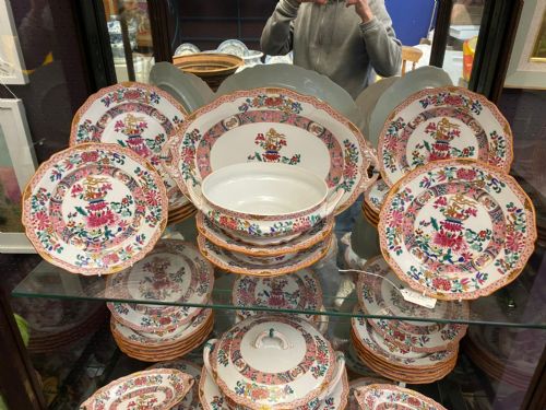 A CHANTILLY PORCELAIN FAMILLE ROSE DINNER SERVICE CIRCA 19101920 - ADDITIONAL PHOTO 1