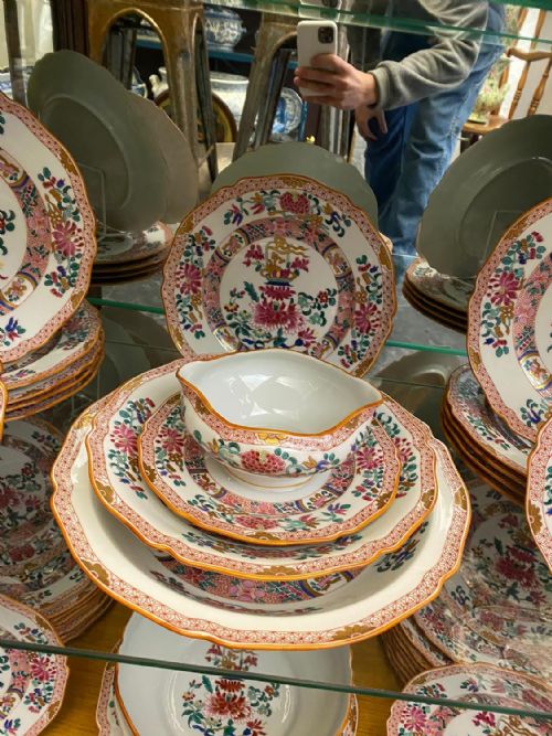 A CHANTILLY PORCELAIN FAMILLE ROSE DINNER SERVICE CIRCA 19101920 - ADDITIONAL PHOTO 6