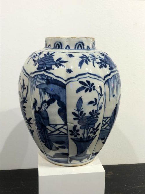 A RATHER BEAUTIFUL LONG ELIZA DELFT VASE CIRCA 174060 - ADDITIONAL PHOTO 2