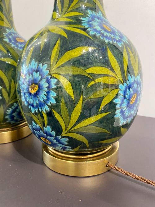 A PAIR OF DOULTON VASES CONVERTED INTO LAMP BASES - ADDITIONAL PHOTO 5