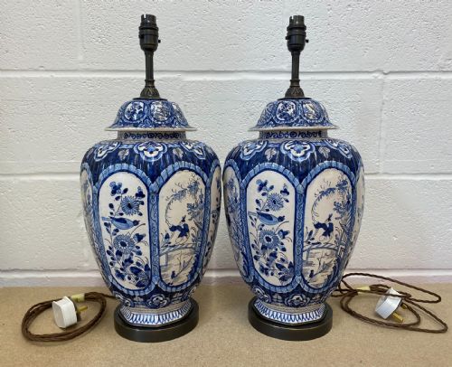 A PAIR OF DELFT VASES WITH CHINOISERIE - ADDITIONAL PHOTO 1