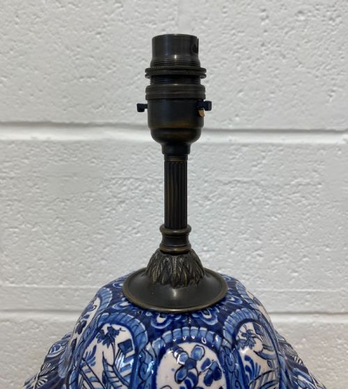 A PAIR OF DELFT VASES WITH CHINOISERIE - ADDITIONAL PHOTO 3