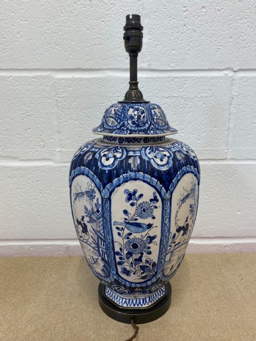 A PAIR OF DELFT VASES WITH CHINOISERIE - ADDITIONAL PHOTO 4