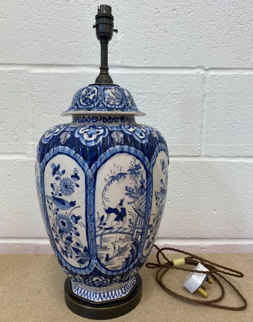 A PAIR OF DELFT VASES WITH CHINOISERIE - ADDITIONAL PHOTO 5