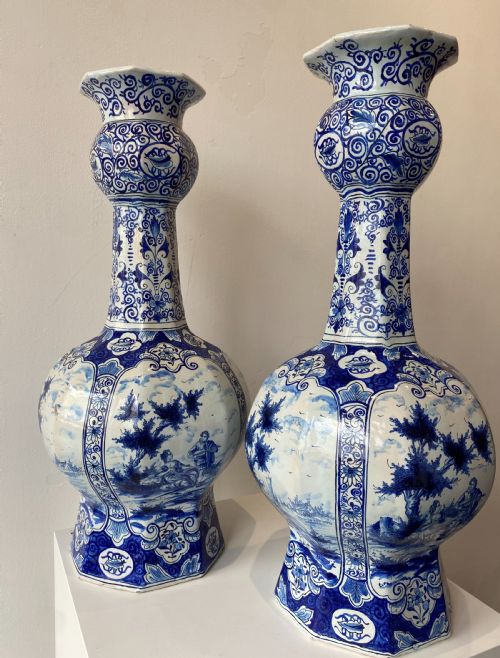 A PAIR OF ONION SHAPED DELFT VASES - ADDITIONAL PHOTO 1