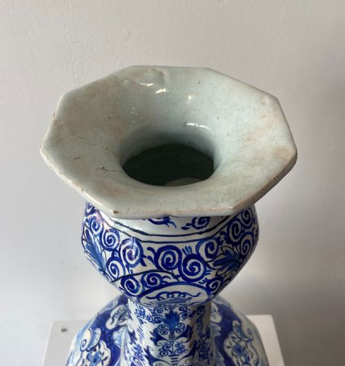 A PAIR OF ONION SHAPED DELFT VASES - ADDITIONAL PHOTO 2