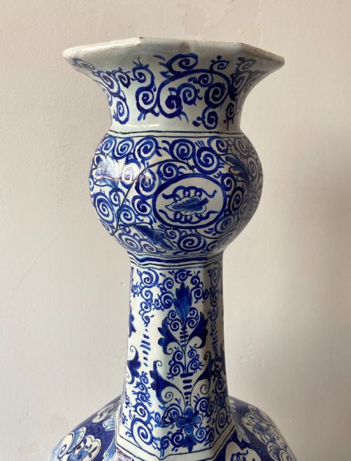 A PAIR OF ONION SHAPED DELFT VASES - ADDITIONAL PHOTO 3