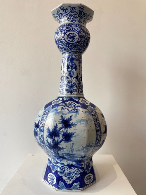 A PAIR OF ONION SHAPED DELFT VASES - ADDITIONAL PHOTO 4
