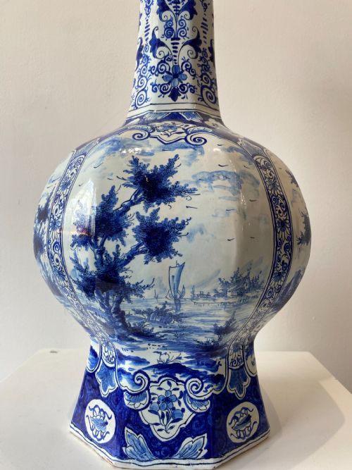 A PAIR OF ONION SHAPED DELFT VASES - ADDITIONAL PHOTO 5