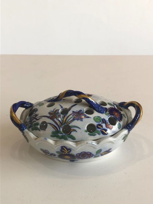 early spode violet holder 1820 - CATEGORY: ANTIQUE CERAMICS - DATED 19TH CENTURY