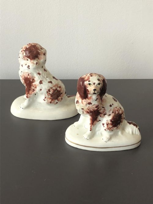 A PAIR OF PORCELAIN STAFFORDSHIRE DOGS ON WHITE BASES CIRCA 1830 - ADDITIONAL PHOTO 1