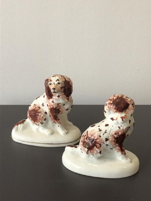 A PAIR OF PORCELAIN STAFFORDSHIRE DOGS ON WHITE BASES CIRCA 1830 - ADDITIONAL PHOTO 2