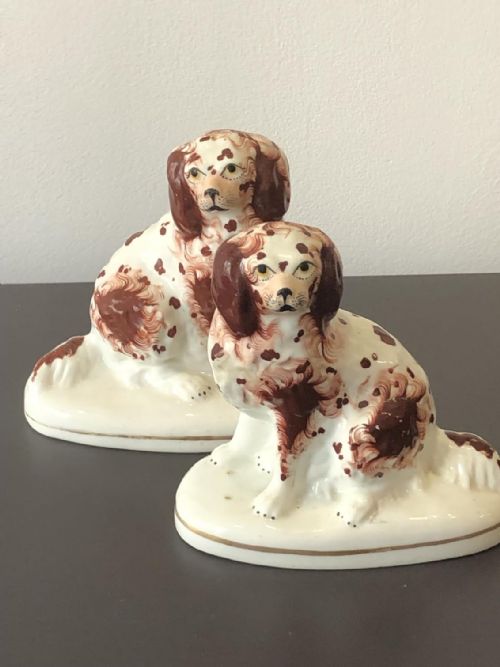 A PAIR OF PORCELAIN STAFFORDSHIRE DOGS ON WHITE BASES CIRCA 1830 - ADDITIONAL PHOTO 3