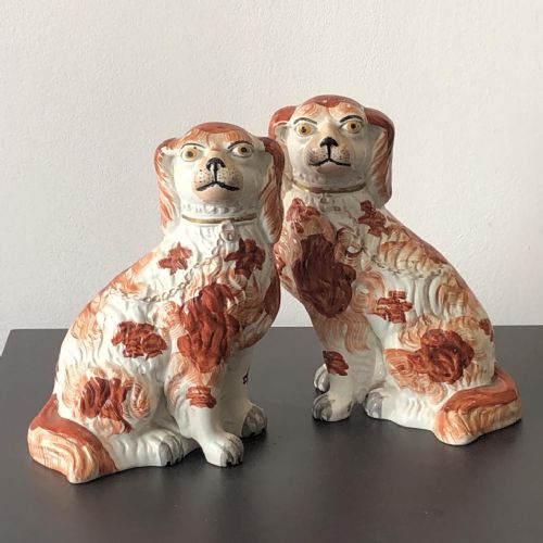 A GOOD PAIR OF STAFFORDSHIRE DOGS WITH SEPARATE FRONT LEG 184050 - ADDITIONAL PHOTO 1
