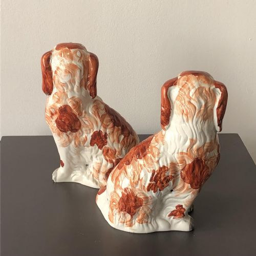 A GOOD PAIR OF STAFFORDSHIRE DOGS WITH SEPARATE FRONT LEG 184050 - ADDITIONAL PHOTO 3