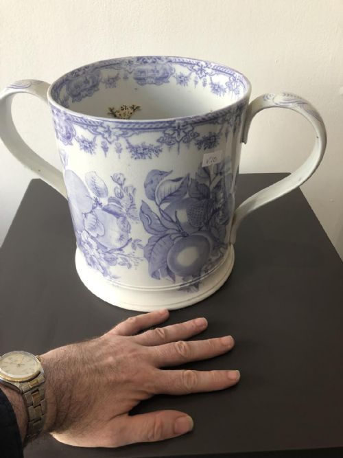 A RARE AND EXTREMELY LARGE MULBERRY OR LILAC FROG AND NEWT LOVING CUP - ADDITIONAL PHOTO 1