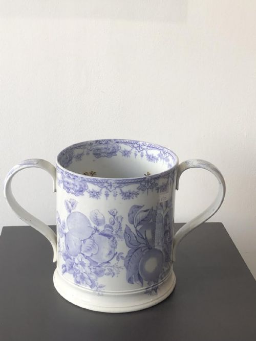 A RARE AND EXTREMELY LARGE MULBERRY OR LILAC FROG AND NEWT LOVING CUP - ADDITIONAL PHOTO 3