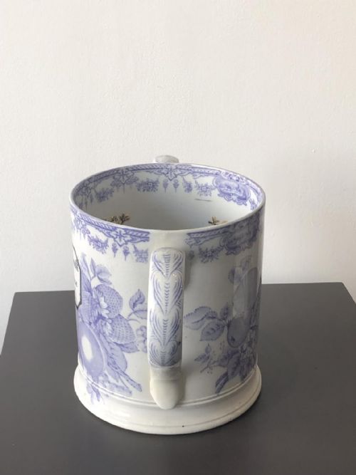 A RARE AND EXTREMELY LARGE MULBERRY OR LILAC FROG AND NEWT LOVING CUP - ADDITIONAL PHOTO 4