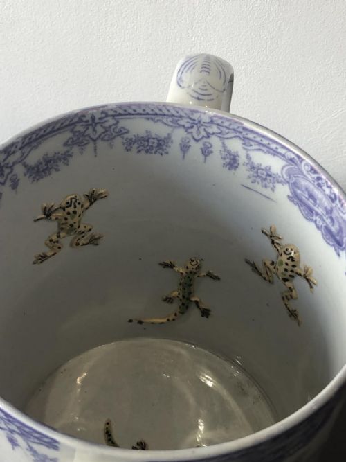 A RARE AND EXTREMELY LARGE MULBERRY OR LILAC FROG AND NEWT LOVING CUP - ADDITIONAL PHOTO 5