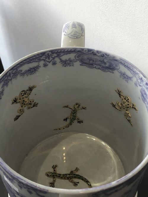 A RARE AND EXTREMELY LARGE MULBERRY OR LILAC FROG AND NEWT LOVING CUP - ADDITIONAL PHOTO 6