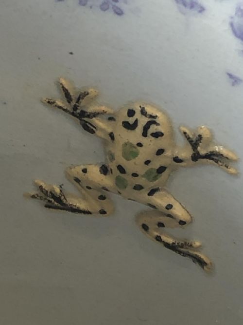 A RARE AND EXTREMELY LARGE MULBERRY OR LILAC FROG AND NEWT LOVING CUP - ADDITIONAL PHOTO 7