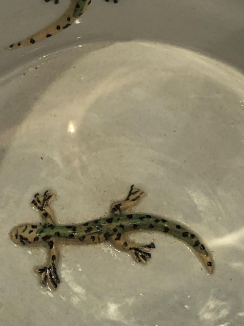 A RARE AND EXTREMELY LARGE MULBERRY OR LILAC FROG AND NEWT LOVING CUP - ADDITIONAL PHOTO 8