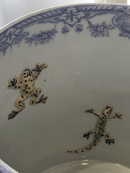 A RARE AND EXTREMELY LARGE MULBERRY OR LILAC FROG AND NEWT LOVING CUP - ADDITIONAL PHOTO 9
